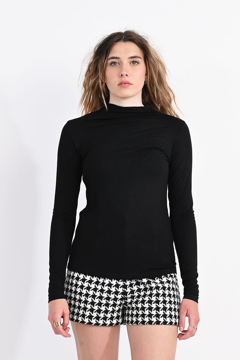 Sleek Turtleneck in Black