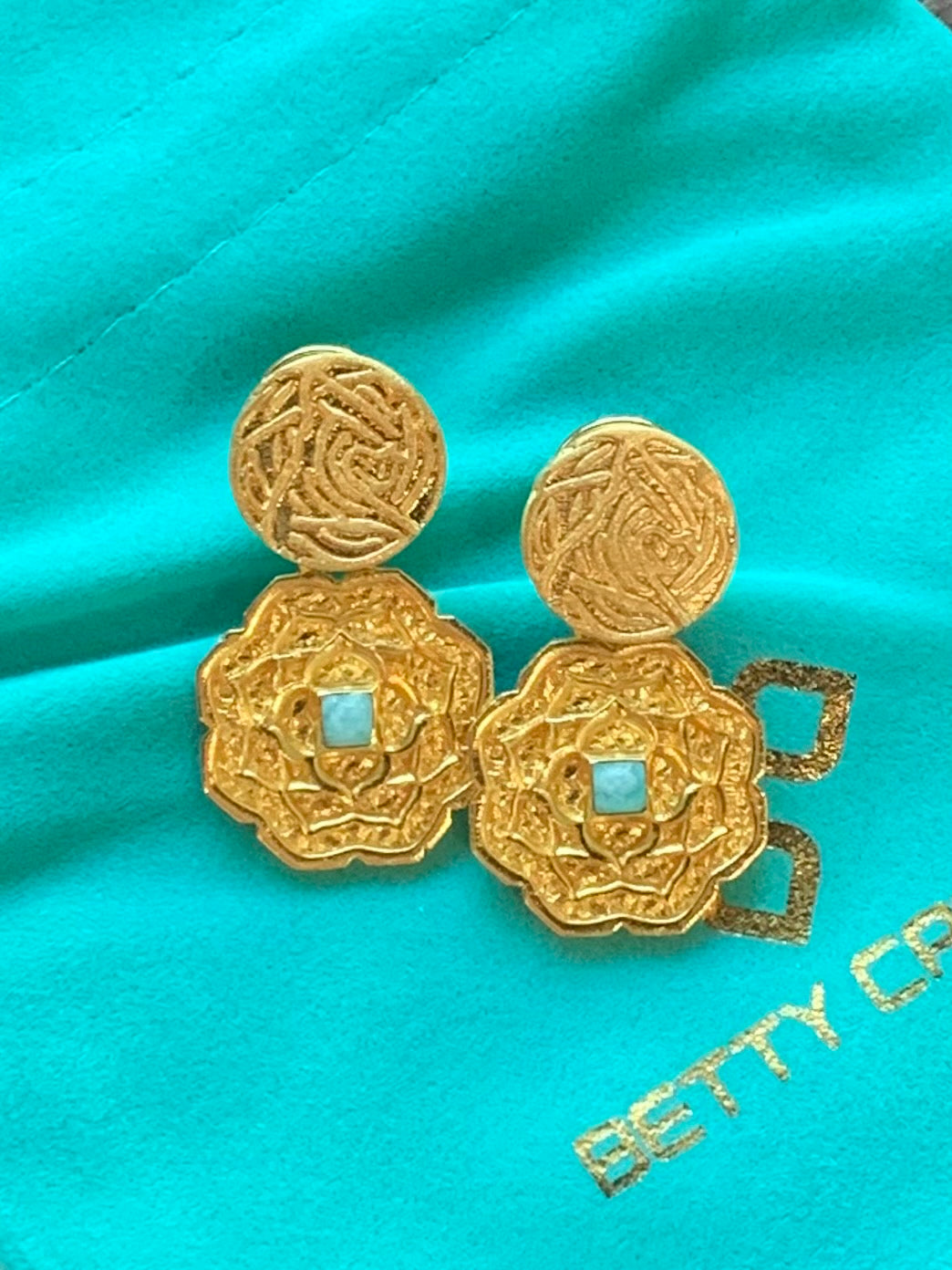 Dahla Hanging Flower Earring